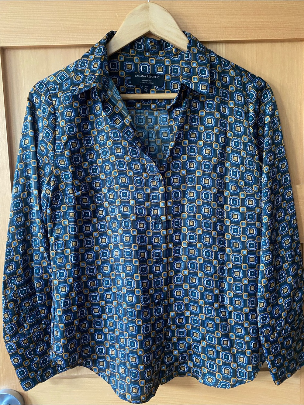 Banana Republic Blue, Green, Gold Geometric Silk-Feel Blouse Size XS / S petite